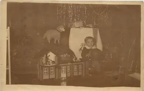 Kind mit Spielzeug -422556