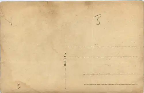 Kind mit Spielzeug -422556