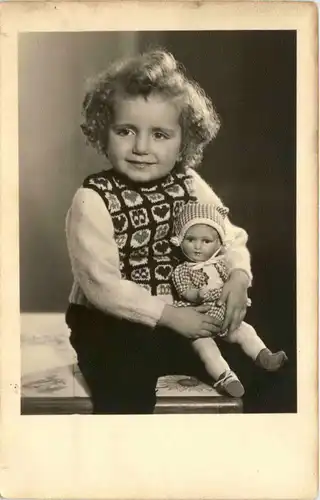 Kind mit Puppe -423990