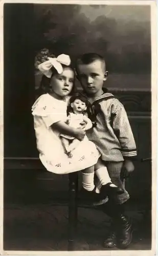 Kinder mit Puppe -422756
