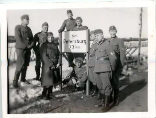 Soldaten mit Schild - Nach Petersburg 73 km -427404