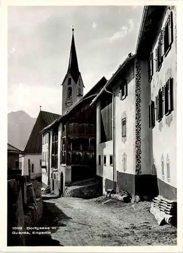 Dorfgasse in Guarda, Engadin -357120