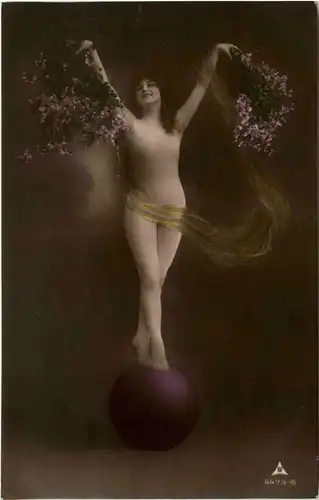 Frau auf Ball -78120