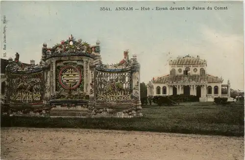 Annam - Hue - Ecran devant le Palais du Comat -79606