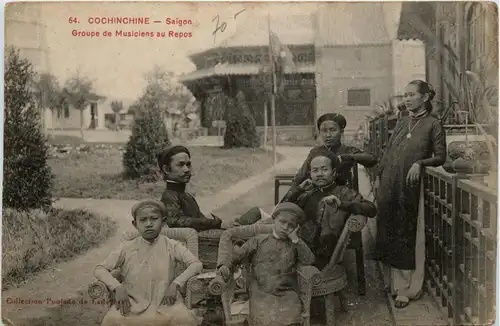 Saigon - Groupe de Musiciens au Repos -80316