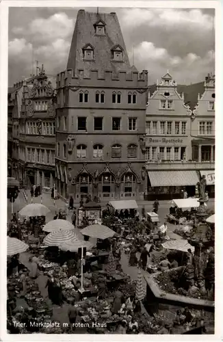 Trier, Marktplatz mit rotem Haus -358920