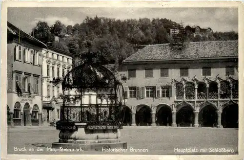 Bruck an der Mur - Historischer Brunnen, Hauptplatz mit Schlossberg -323554