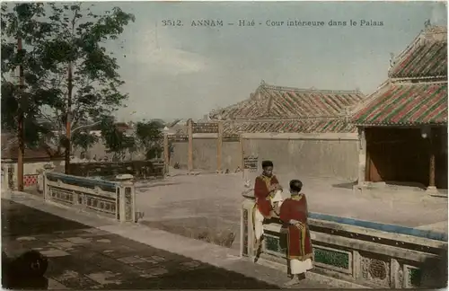 Annam - Hue - Cour interieure dans le Palais -79608