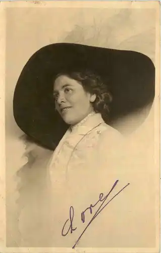 Frau mit Hut -405552