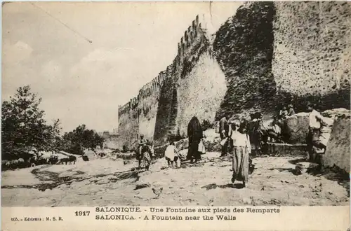 Salonique - Une Fontaine aux pieds des Remparts -429632