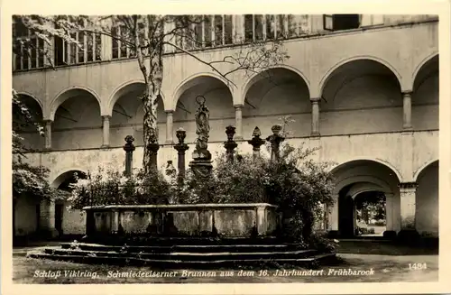 Schloss Viktring, Brunnen aus dem 16 Jh., Frühbarock -327526