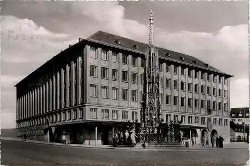 Nürnberg, Schöner Brunnen mit Rathaus -359470