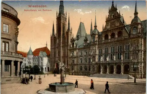 Wiesbaden, Schlossplatz mit Rathaus -360018