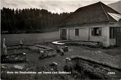 Reste der Friedhofskirche von Teurnia mit Schutzbau -361400