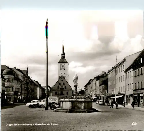 Deggendorf, Marktplatz mit Rathaus -361250