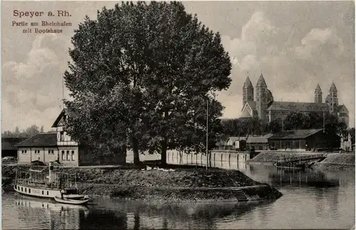 Speyer, Partie am Rheinhafen mit Bootshaus -360756