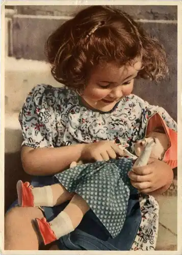 Kind mit Puppe -409904
