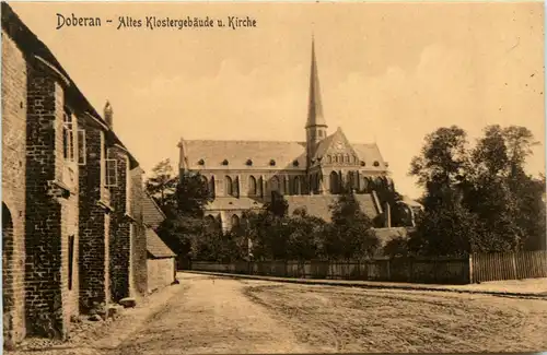 Doberan - Altes Klostergebäude und Kirche -440880