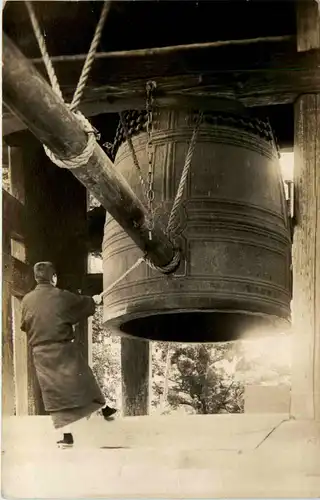 Monk rings the Bell . Buddhismus -441390