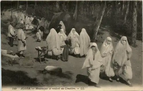 Alger- Mauresques se rendant au Cimetiere -441458