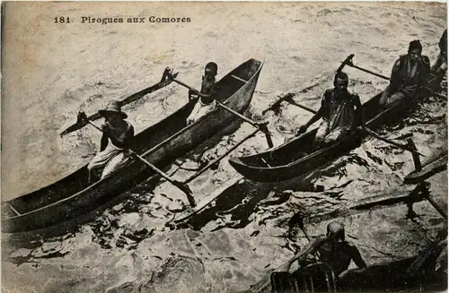 Piogues aux Comores -443018