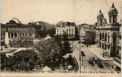 Oran, Place dÀrmes - L`Hotel de Ville et le Theatre -362442