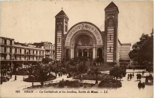 Oran, La Cathedrale et les Jardins, Sortie de Messe -362424