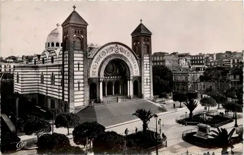 Oran, La Cathedrale et la Statue Jeanne dÀrc -362034