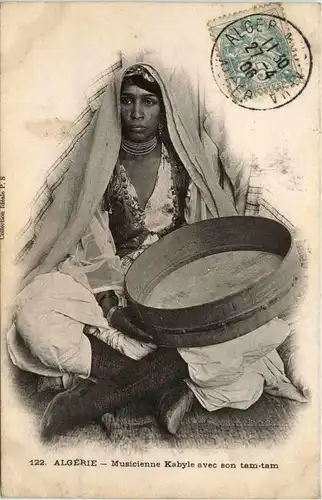 Algerien sonstige, Musicienne Kabyle avec son tam-tam -363764