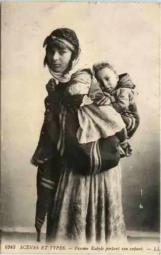 Algerien sonstige, Femme Kabyle portant son enfant -363758