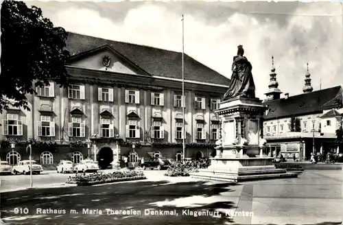 Klagenfurt, Rathaus mit Maria-Theresiendenkmal -354980