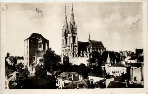 Moulins, La Cathedrale et làncien Chateau -363966