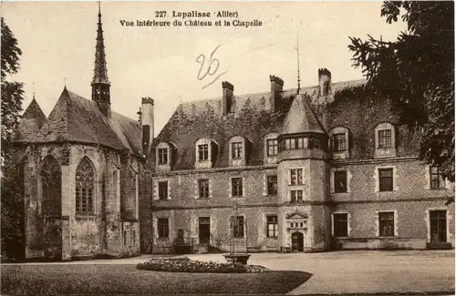 Lapalisse, Vue interieure du Chateau et la Chapelle -364086