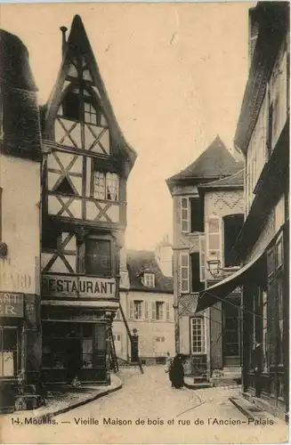 Moulins, Vieille Maison de bois et rue de lÀncien-Palais -364470