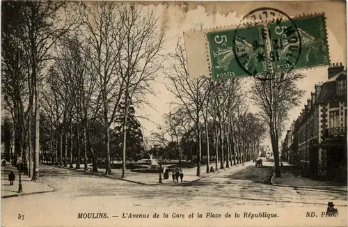 Moulins, LÀvenue de la Gare et la Place de la Republique -364466
