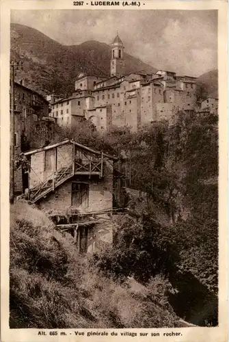 Luceram, Vue generale du village sur son rocher -366372