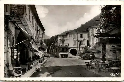 Luceram, La Place centrale et route de Peira-Cava -367472