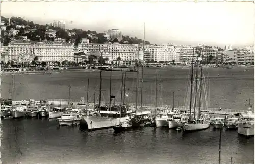 Cannes, Un coin du Port et les palaces de la Croisette -367074