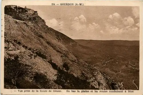 Gourdon, Vue prise de la Route de Grasse - En bas la plaine et les routes -367394