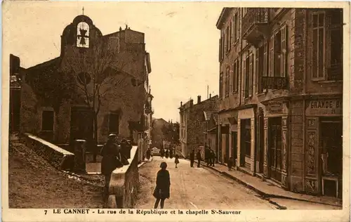 Le Cannet, La rue de la Republique et la chapelle S`Sauvenr -367454