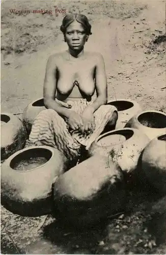 Woman making Pots - Erotik -451014