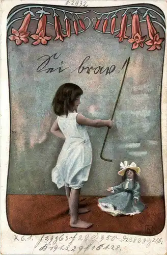 Kind mit Puppe -90880