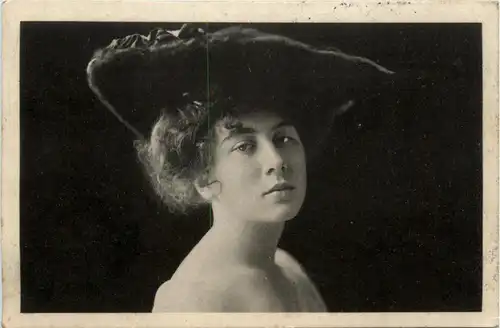 Frau mit Hut - Mode -93792