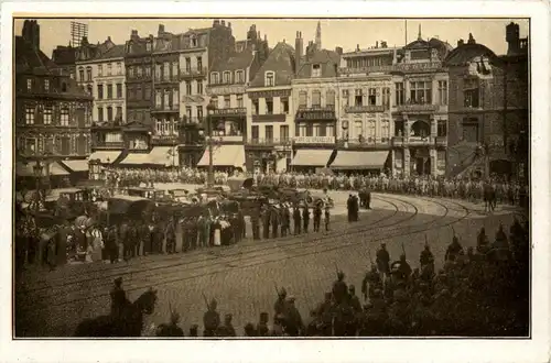 Lille- Kreigsgefangene ziehen an der Hauptwache vorbei -92460