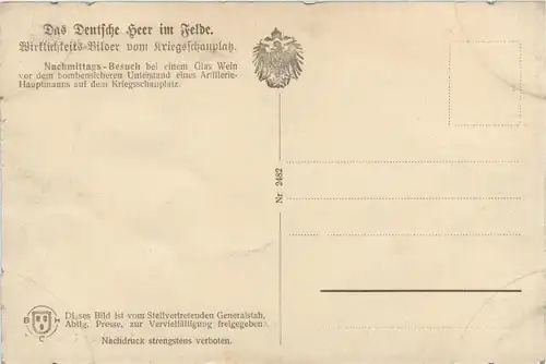 Vor einem Unterstand -94688