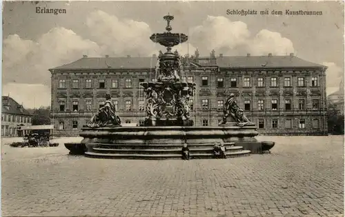 Erlangen, Schlossplatz mit dem Kunstbrunnen -368346