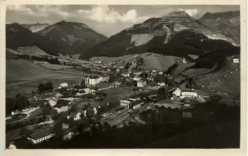 Eisenerz mit Erzberg -369758