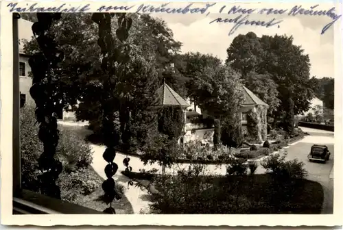 Krumbad, Blick von der Wandelhalle in den Garten -370110