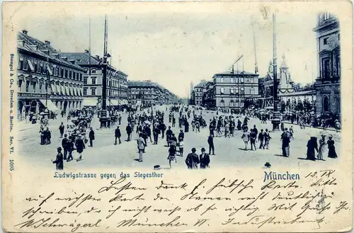 München, Ludwigstrasse gegen das Siegestor -371026