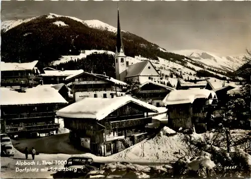 Alpbach, Dorfplatz mit Sschatzberg -371480